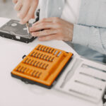 Tekniker installerer SSD i MacBook hos iDoktoren