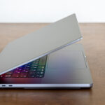 • Tekniker undersøger MacBook der ikke tænder hos iDoktoren Hørsholm