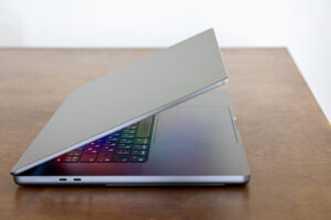 • Tekniker undersøger MacBook der ikke tænder hos iDoktoren Hørsholm