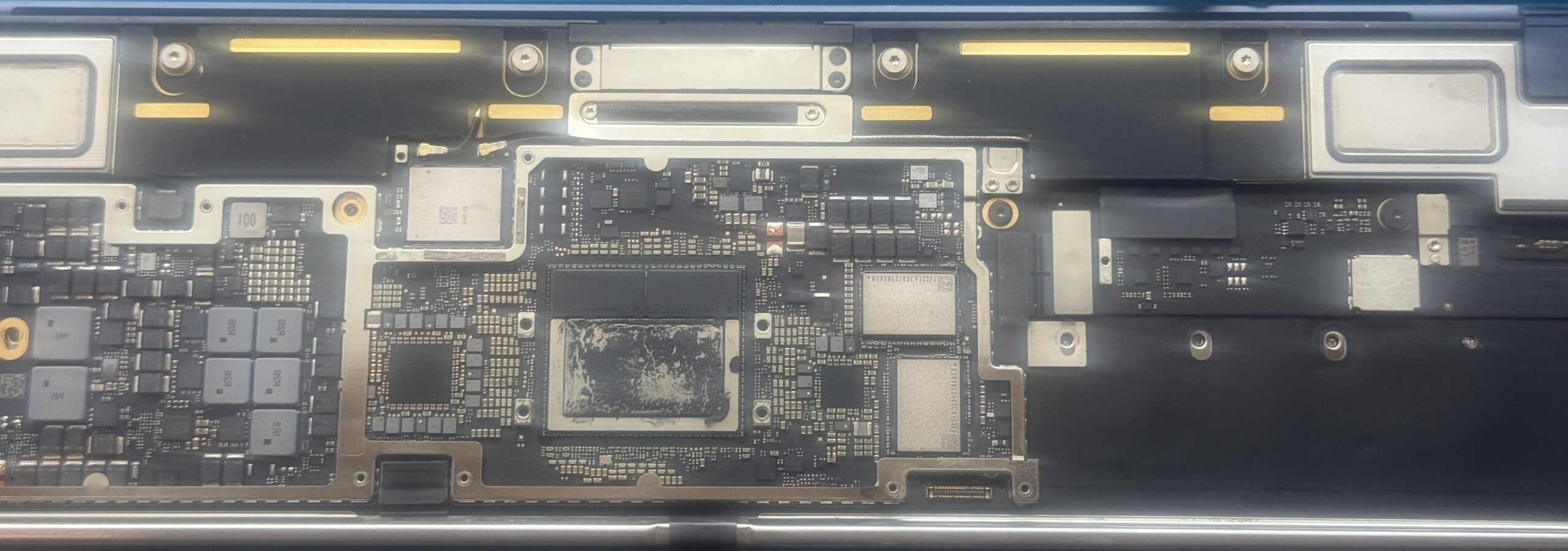 MacBook bundkort under avanceret fejlsøgning hos iDoktoren