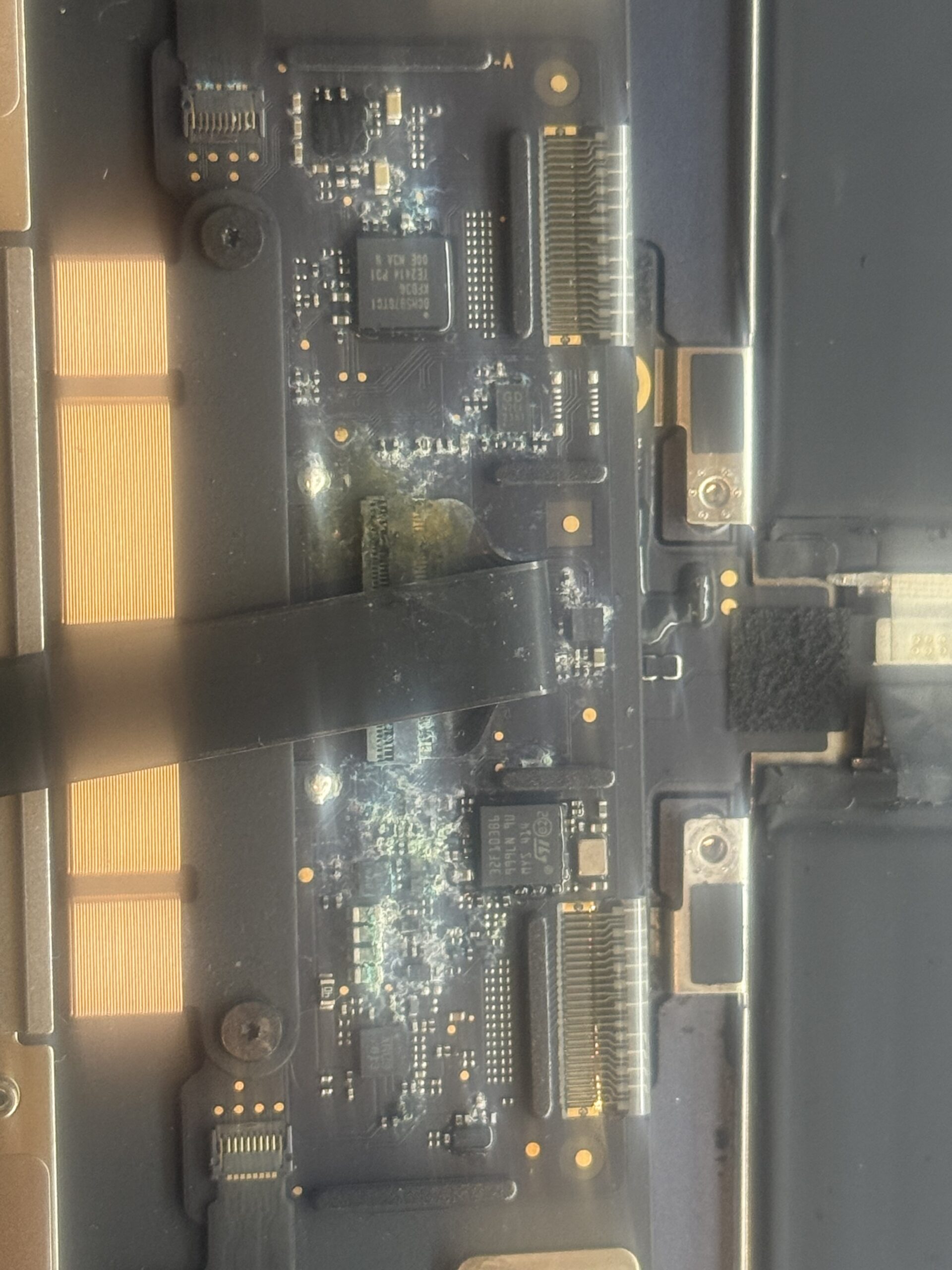 MacBook bundkort med væskeskade og korrosion hos iDoktoren