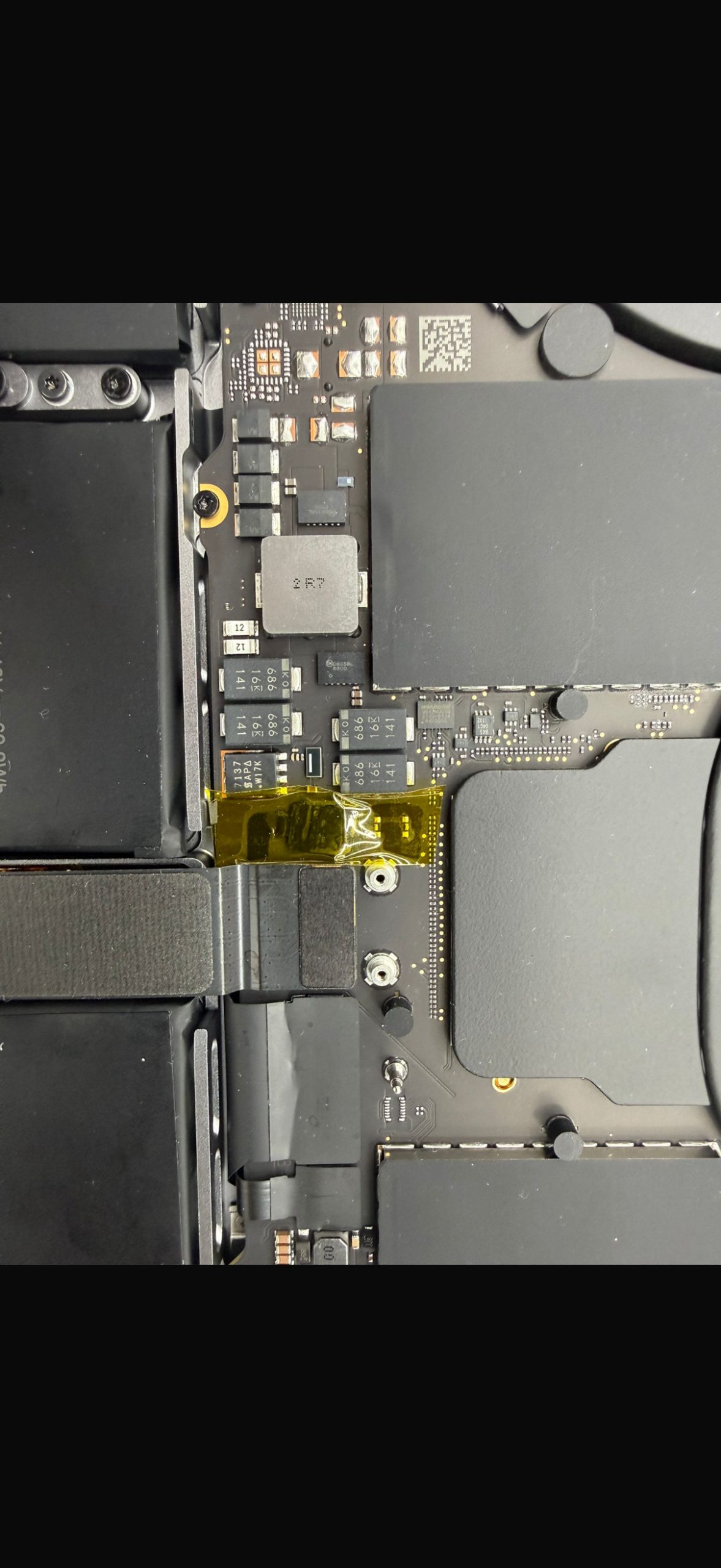 MacBook logic board under intern diagnose hos iDoktoren