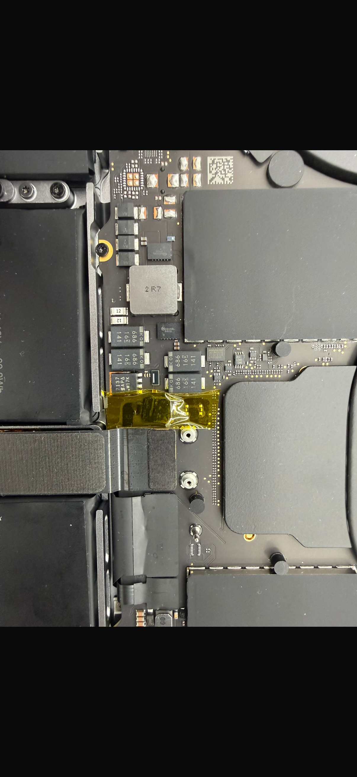 MacBook under elektronisk diagnose hos iDoktoren