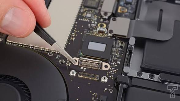 MacBook logic board reparation og microsoldering