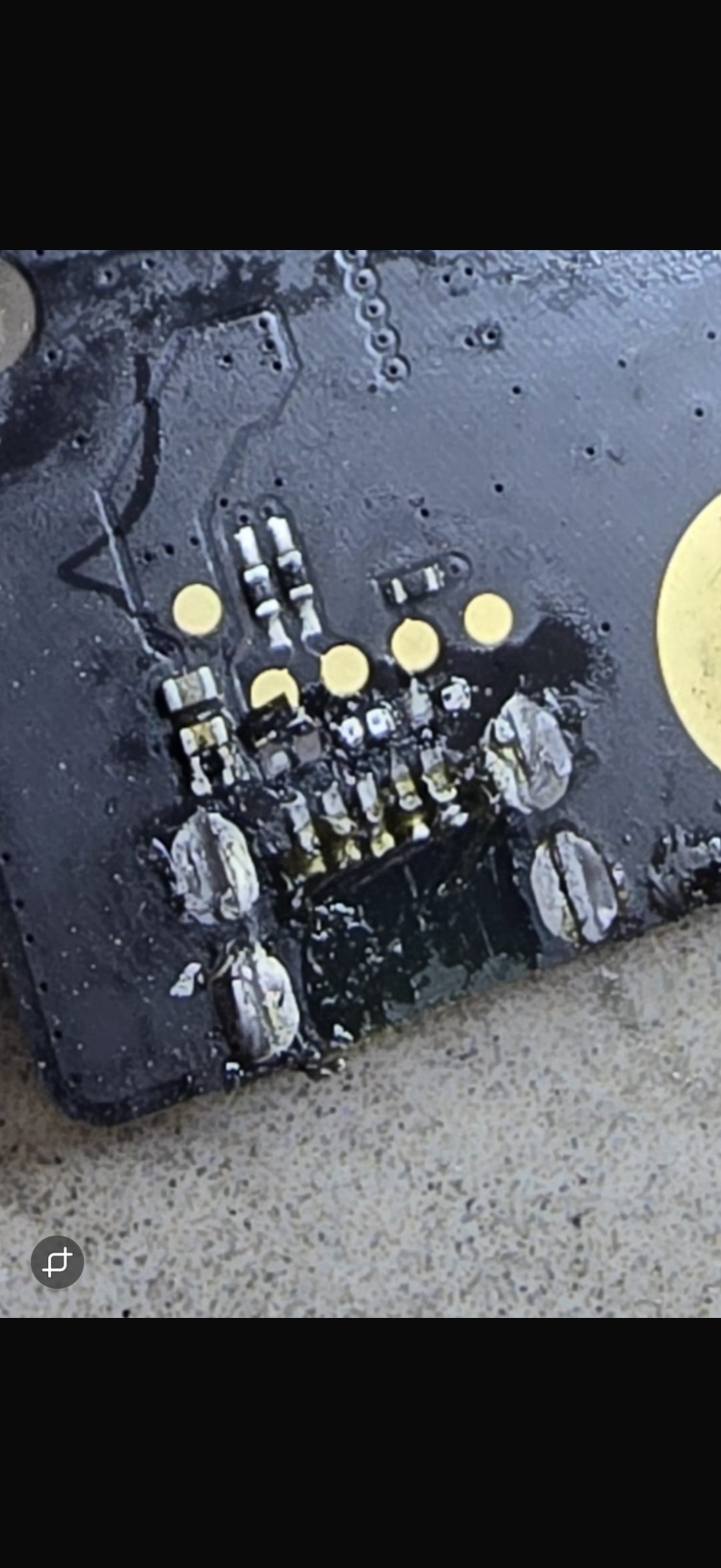 Nærbillede af printkort under microsoldering og fejlsøgning hos iDoktoren