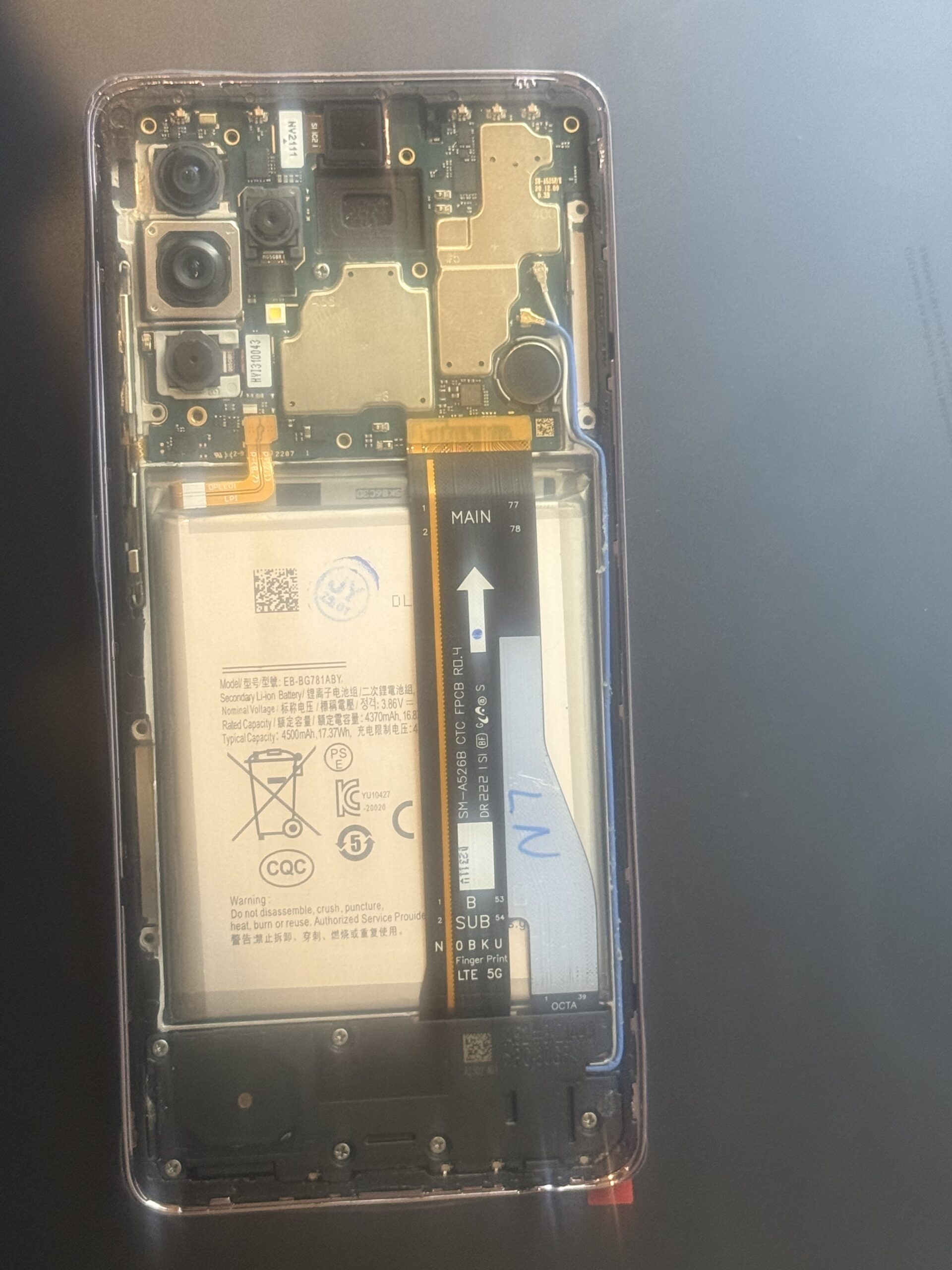 Samsung telefon åbnet til intern diagnose og reparation