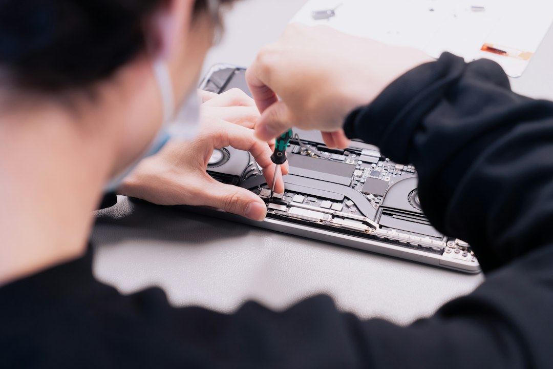 Professionel elektronikreparation med præcisionsværktøj – inspirationsfoto