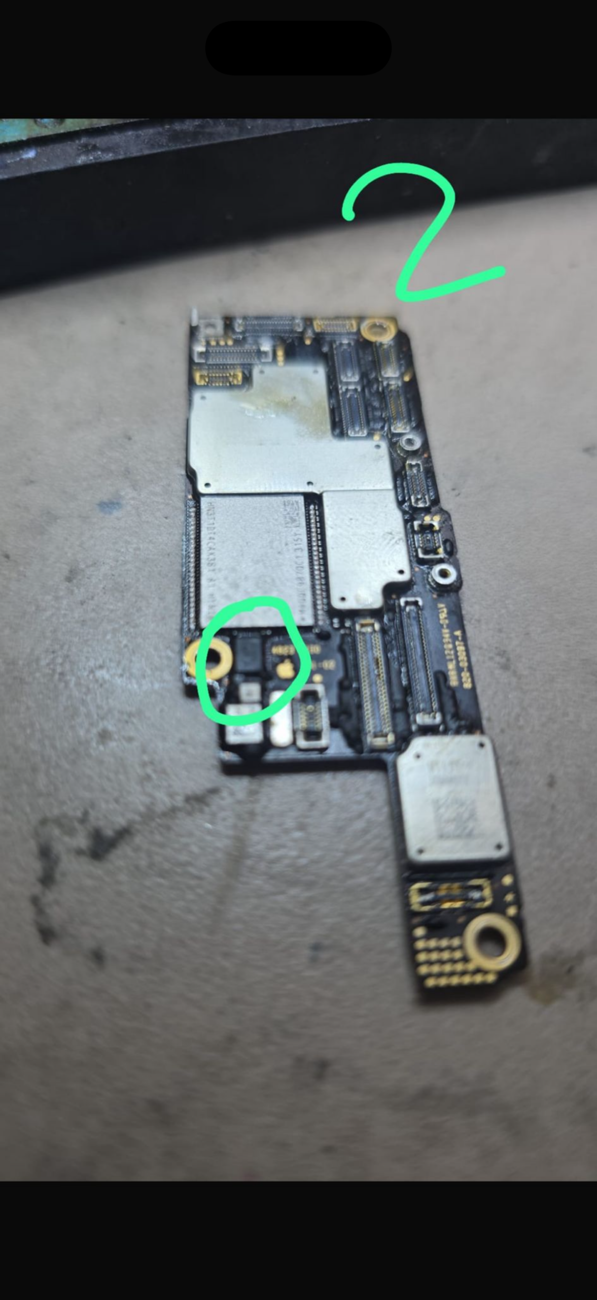 iPhone bundkort med markeret komponent under fejlsøgning hos iDoktoren